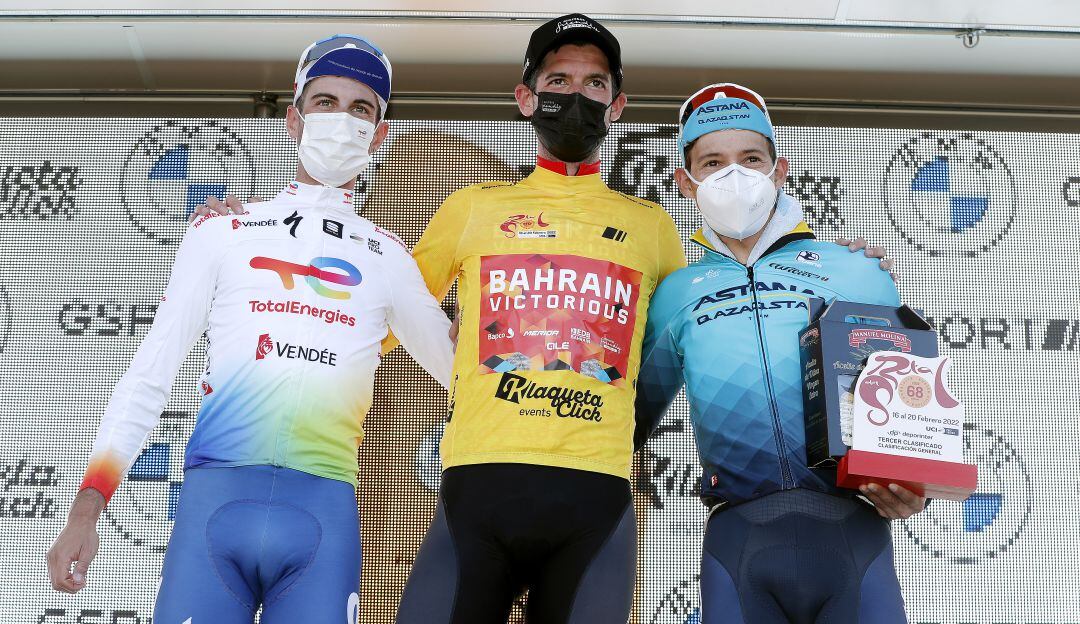 Miguel Ángel López, tercero en el podio de la Vuelta a Andalucía.