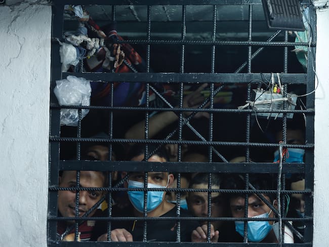 Bogotá. Marzo 6 de 2023. Corte Constitucional hace recorridos en las estaciones de policía en Bogotá para verificar el hacinamiento y violación de derechos humanos, lo acompañan la defensoría del pueblo y la Procuraduría. (Colprensa - Camila Díaz)