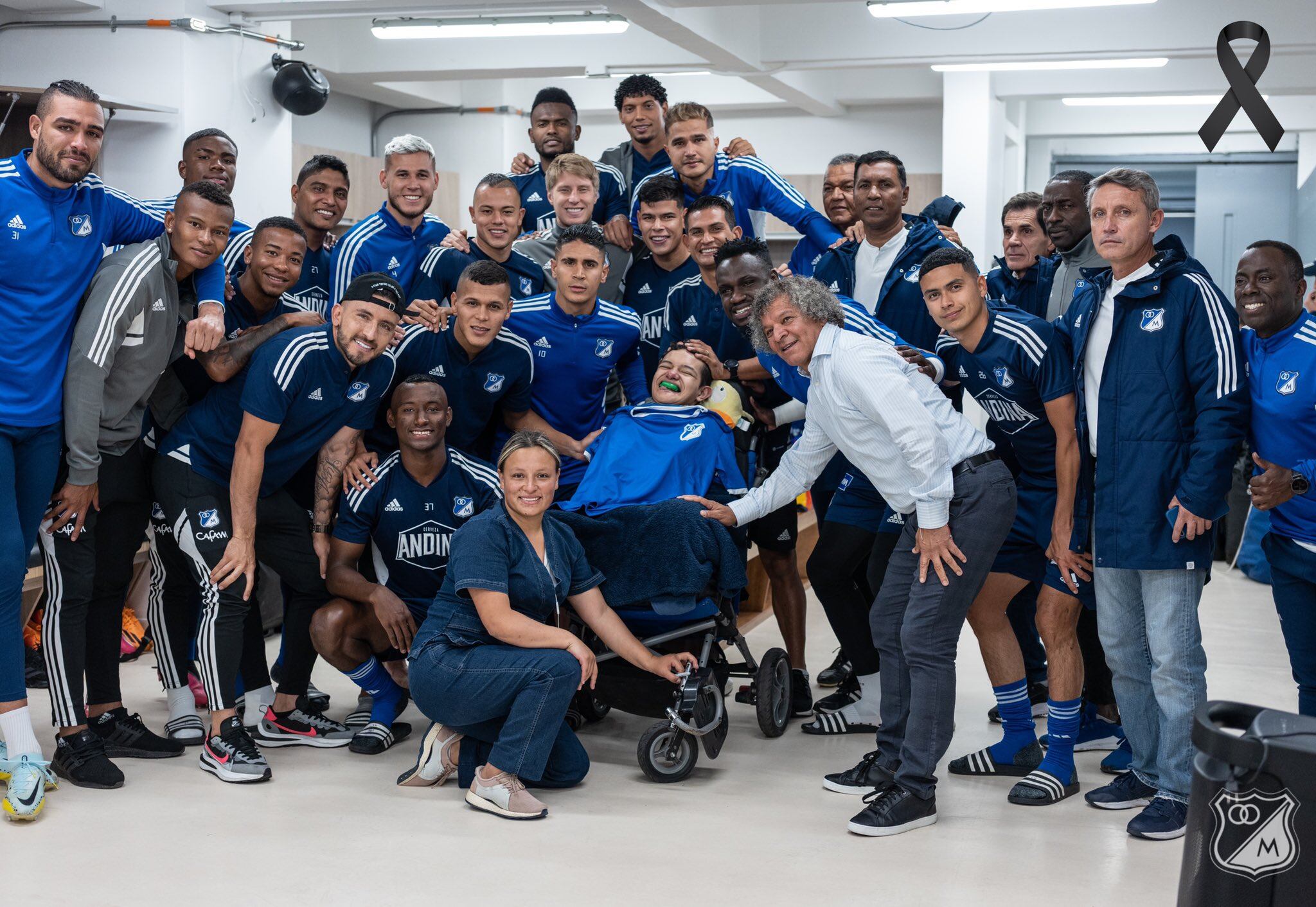 Miguel Ángel compartiendo con el plantel de Millonarios / Twitter: @millosfcoficial.
