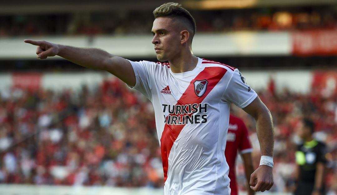 La celebración de Santos Borré tras el gol ante Independiente