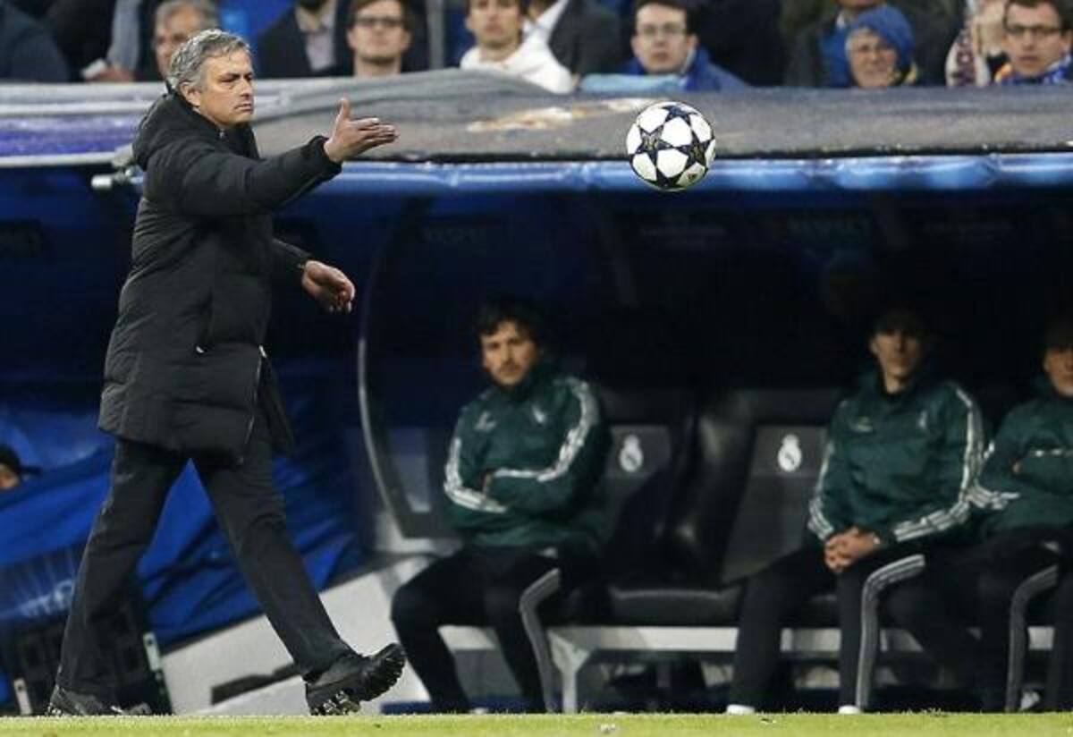El técnico Mourinho discute con el árbitro.