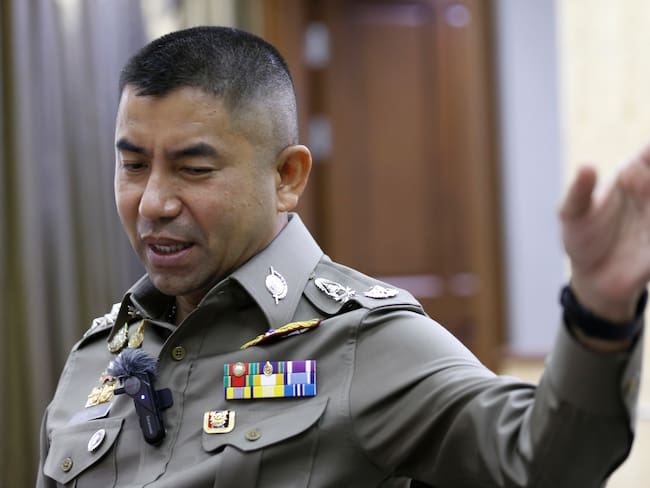 Bangkok (Thailand), 21/08/2023.- Thai Deputy National Police Chief Surachate Hakparn gestures as he speaks during an interview in Bangkok, Thailand, 21 August 2023. Thailand&#039;Äôs Deputy National Police Chief Surachate Hakparn confirmed in an interview with EFE that the results of an autopsy show that Colombian surgeon Edwin Arrieta died after his throat was slit by 29-year-old Spanish chef Daniel Sancho. Sancho has been accused by the Police of premeditated murder after he himself confessed to having killed and dismembered the 44-year-old Colombian surgeon on 02 August on the Thai island of Phangan. (España, Tailandia) EFE/EPA/NARONG SANGNAK