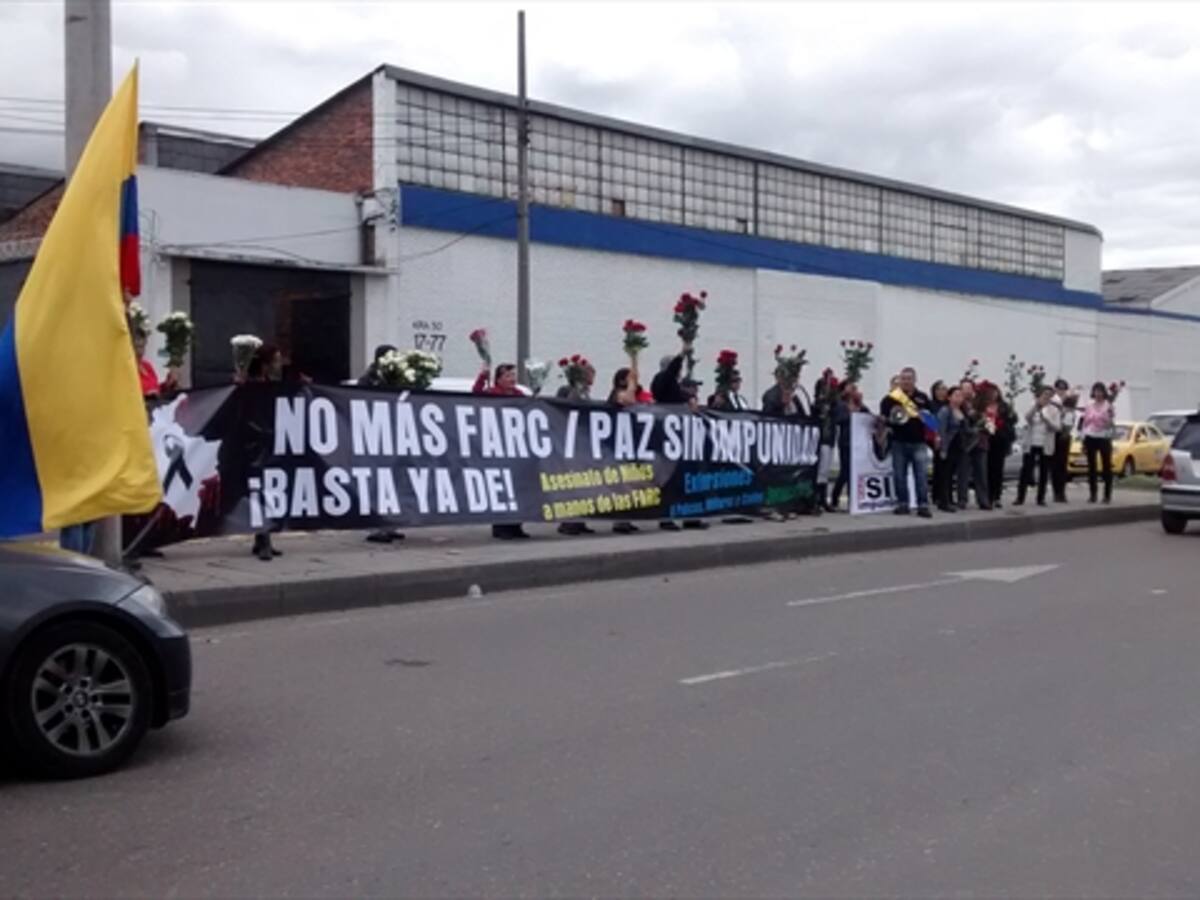 Plantón en el batallón de ingenieros para apoyar a familias de militares