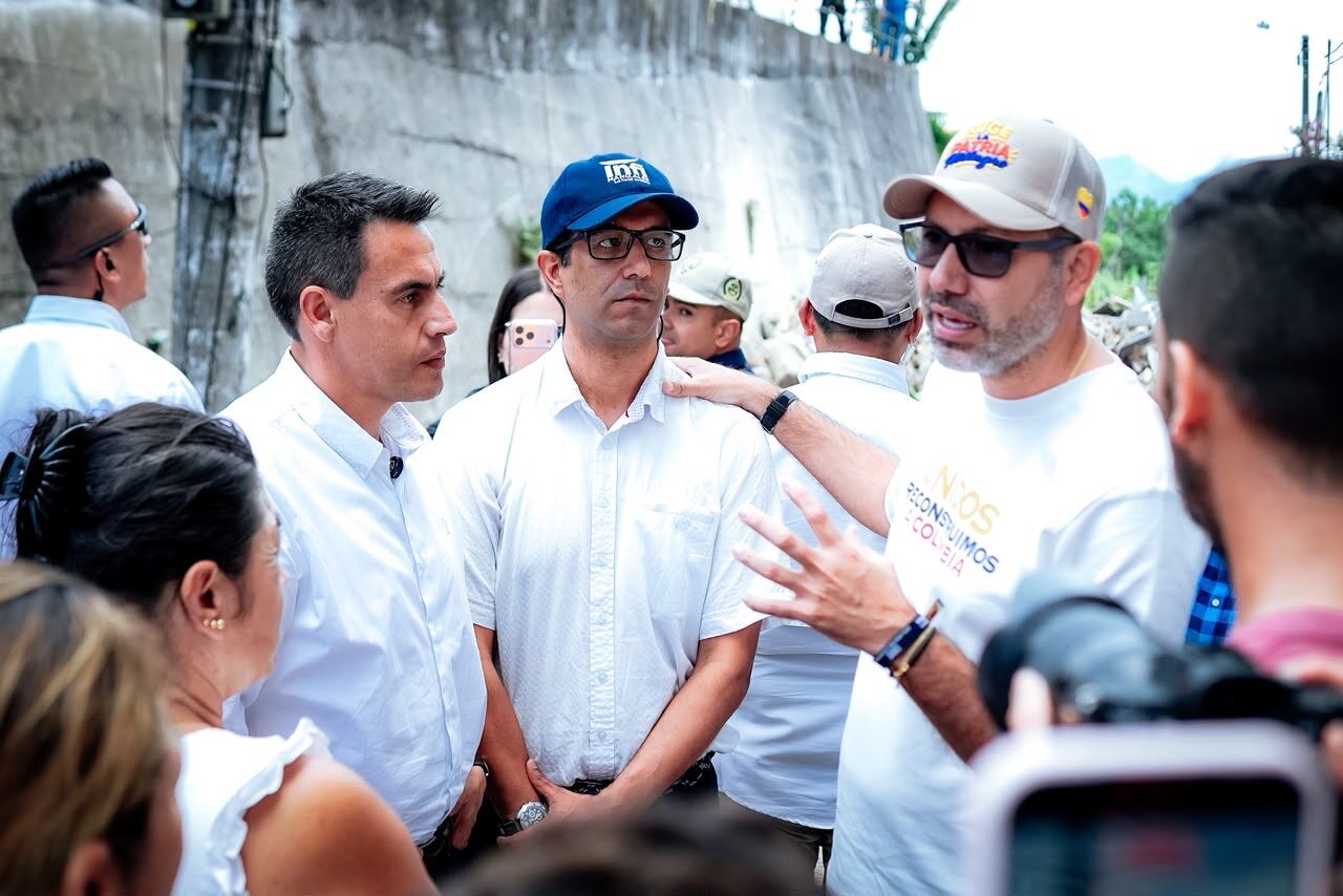 Jaime Andrés Beltrán, ministro de Vivienda; José Fernando Olarte, gerente de Infimanizales y Jorge Eduardo Rojas, alcalde de Manizales en la vereda Bajo Tablazo. Foto: centrodeinformacion.manizales.gov.co