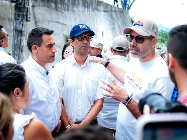 Jaime Andrés Beltrán, ministro de Vivienda; José Fernando Olarte, gerente de Infimanizales y Jorge Eduardo Rojas, alcalde de Manizales en la vereda Bajo Tablazo. Foto: centrodeinformacion.manizales.gov.co