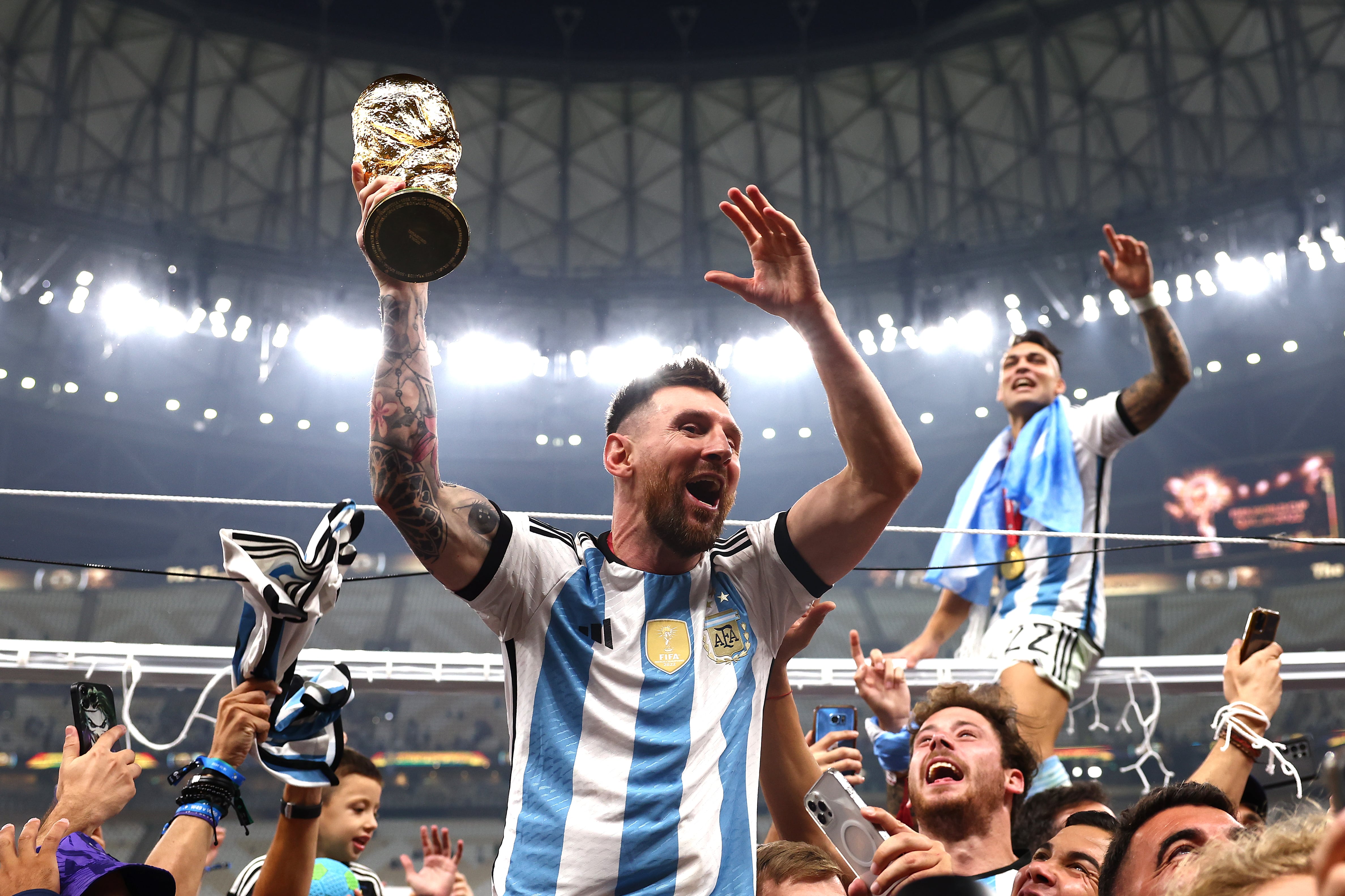 Lionel Messi levantó la Copa del Mundo en Qatar. (Photo by Chris Brunskill/Fantasista/Getty Images)