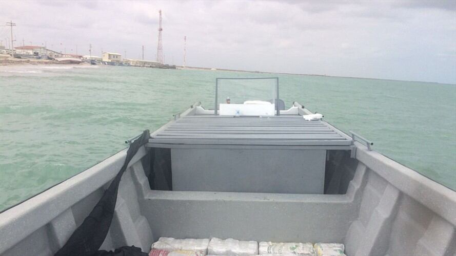 Las autoridades decomisaron media tonelada de cocaína que era transportada en una embarcación por las costas de La Guajira. Foto: Armada Nacional