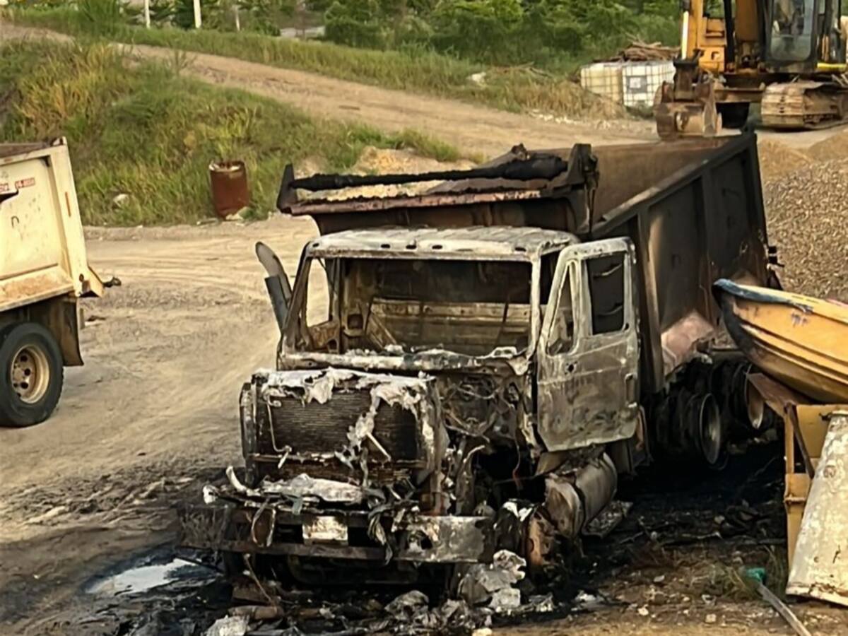 Investigan incendio que consumió maquinarias amarillas en Barranquilla