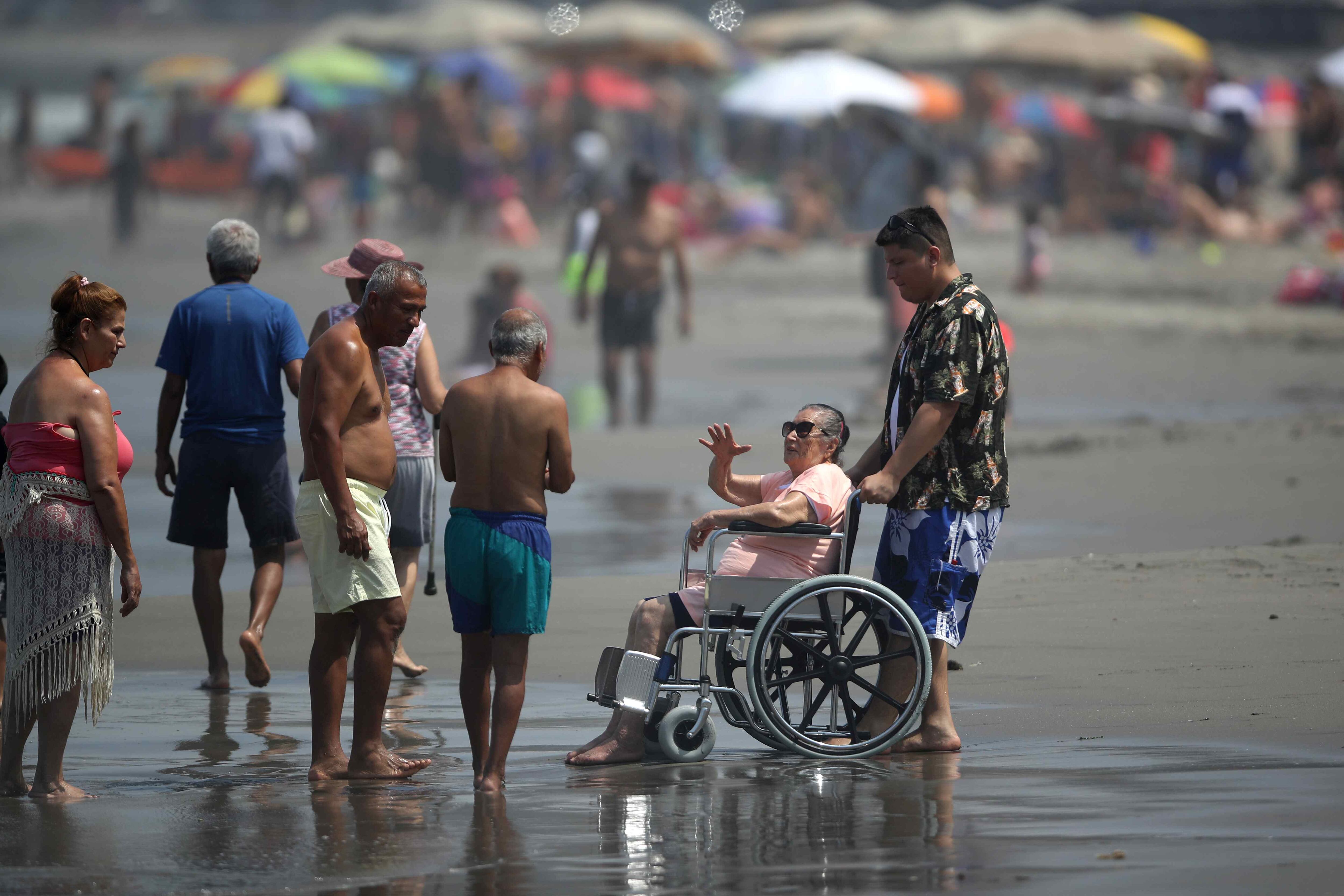 Peruanos visitan las playas de Lima en medio de la ola de calor que causará hasta 40 grados de temperatura en la capital. 
EFE/ Paolo Aguilar