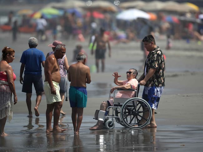 Peruanos visitan las playas de Lima en medio de la ola de calor que causará hasta 40 grados de temperatura en la capital. 
EFE/ Paolo Aguilar