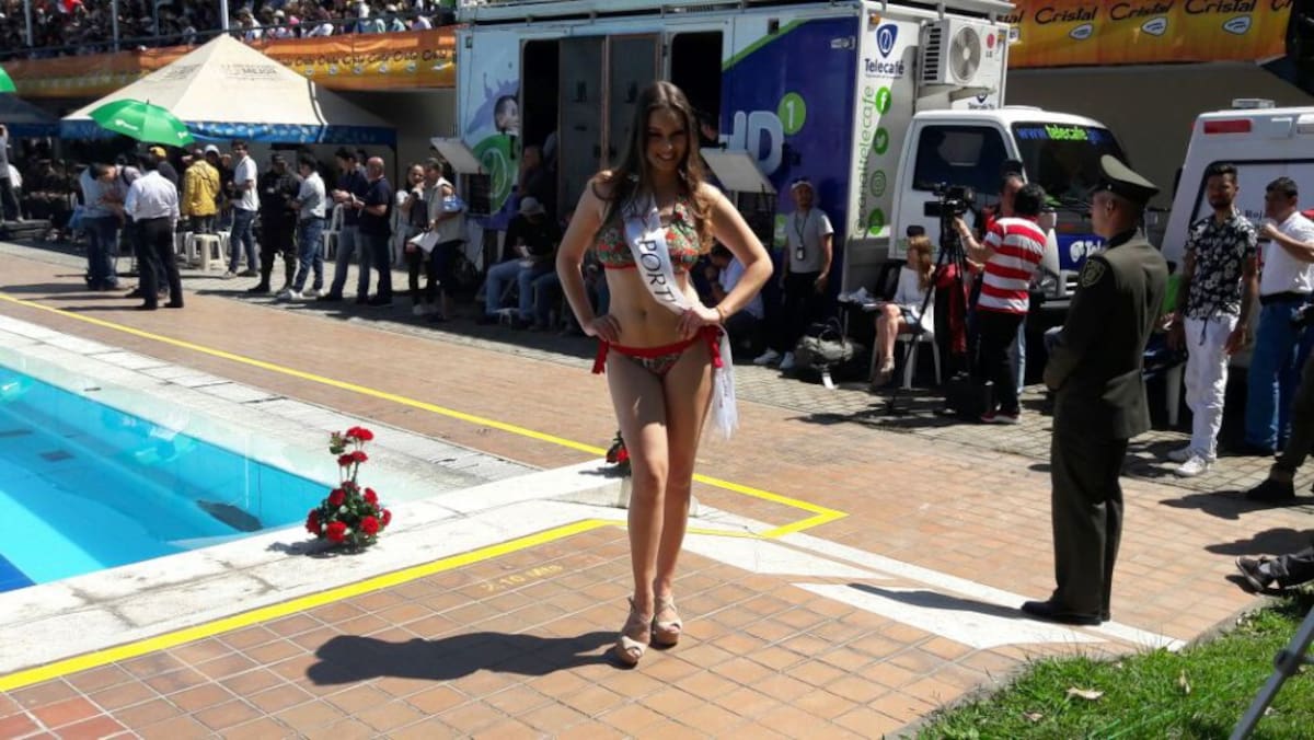 Desfile en traje de baño con las candidatas al Reinado Internacional del Café