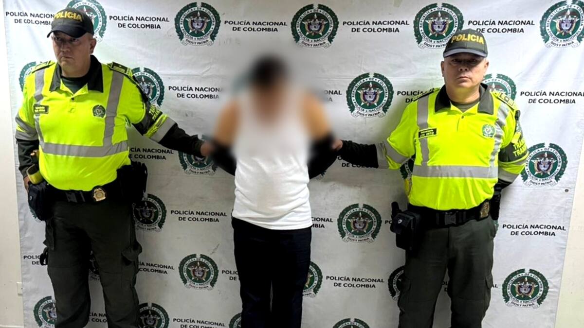 El conductor de un bus de servicio público fue capturado por transportar 50 barras de indugel