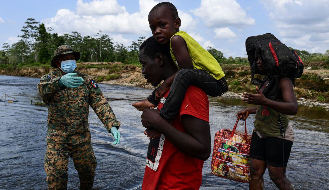 Una familia africana es recibida por la guardia fronteriza en Panamá tras completar cinco días atravesando la selva del Darien. 
