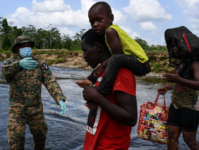Una familia africana es recibida por la guardia fronteriza en Panamá tras completar cinco días atravesando la selva del Darien. 