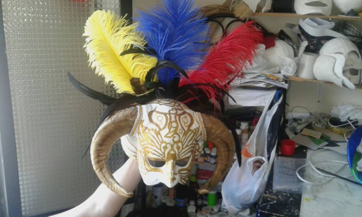 Algunos visitantes que no son cuadrilleros preparan sus tocados para gozar del Carnaval