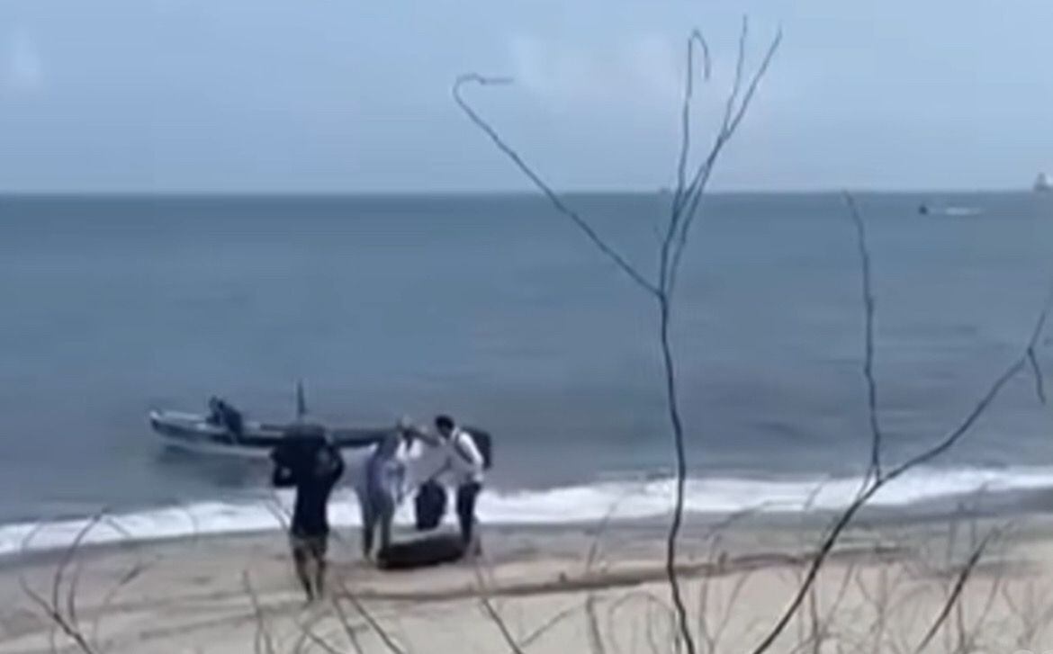 Viajeros llegando en lanchas hasta el Aeropuerto Simón Bolívar de Santa Marta