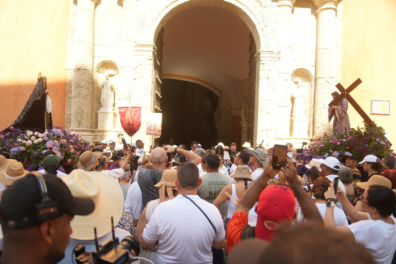 Cientos de fieles y turistas se unieron al solemne Viacrucis en el Centro Histórico de Cartagena