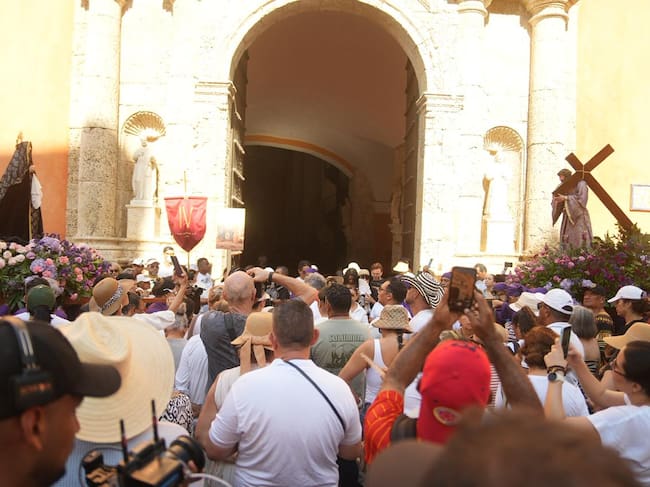Cientos de fieles y turistas se unieron al solemne Viacrucis en el Centro Histórico de Cartagena