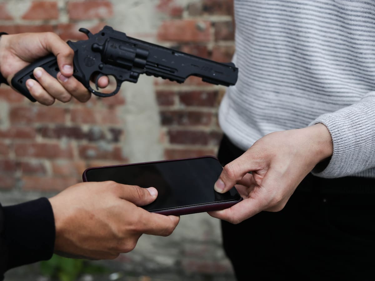 Cantante vallenato denuncia hurto en la entrada de su casa en Bogotá