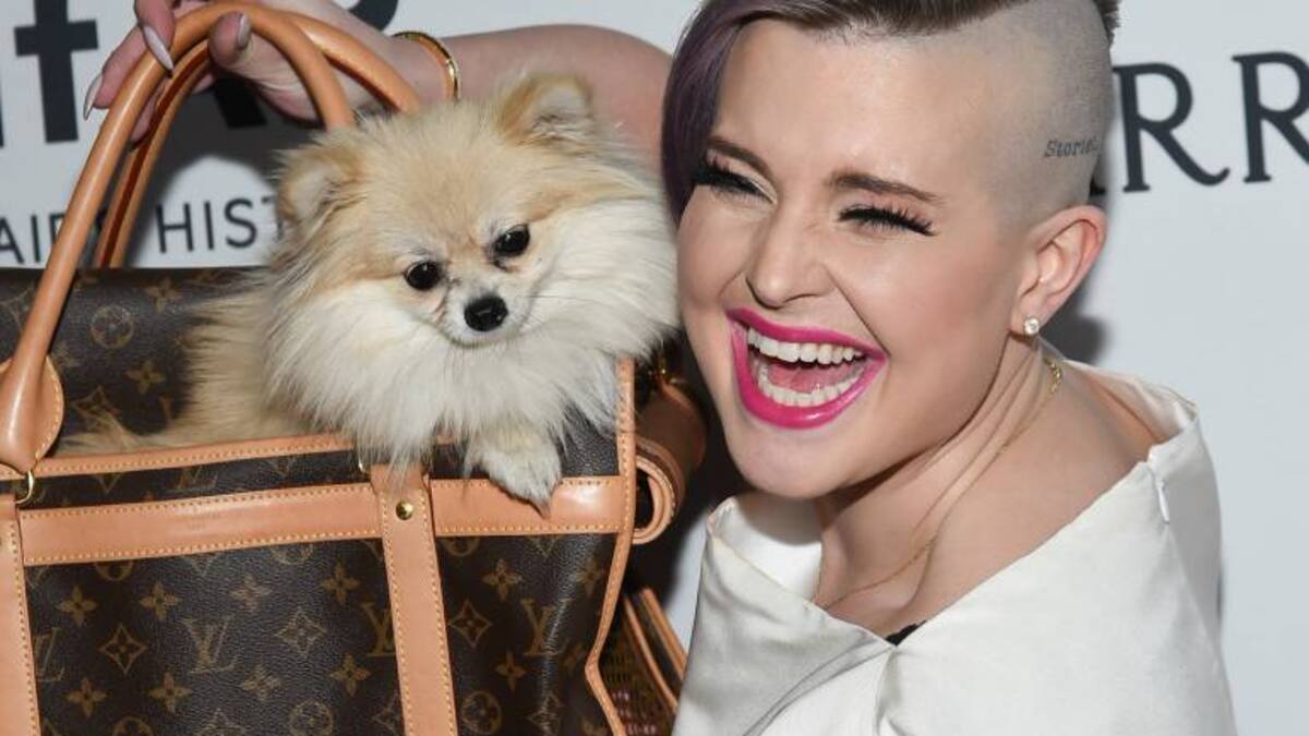 Kelly Osbourne se tatúa en la cabeza para honrar a las víctimas de Orlando