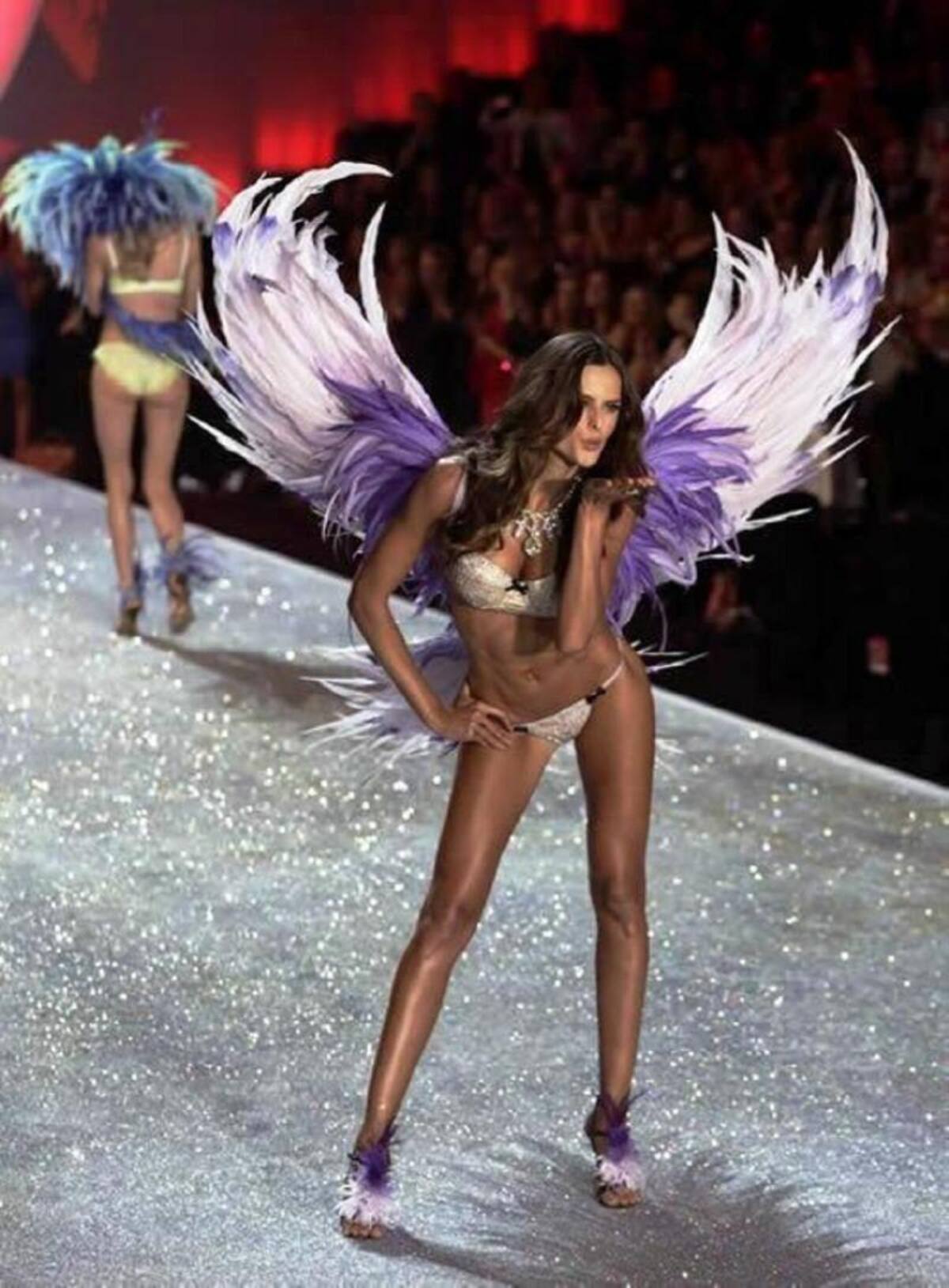 La modelo Izabel Goulart de Brasil luce una creación de la marca de lencería Victoria's Secret