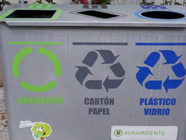 Con bolsas reciclables, un colegio de Medellín motiva a los alumnos