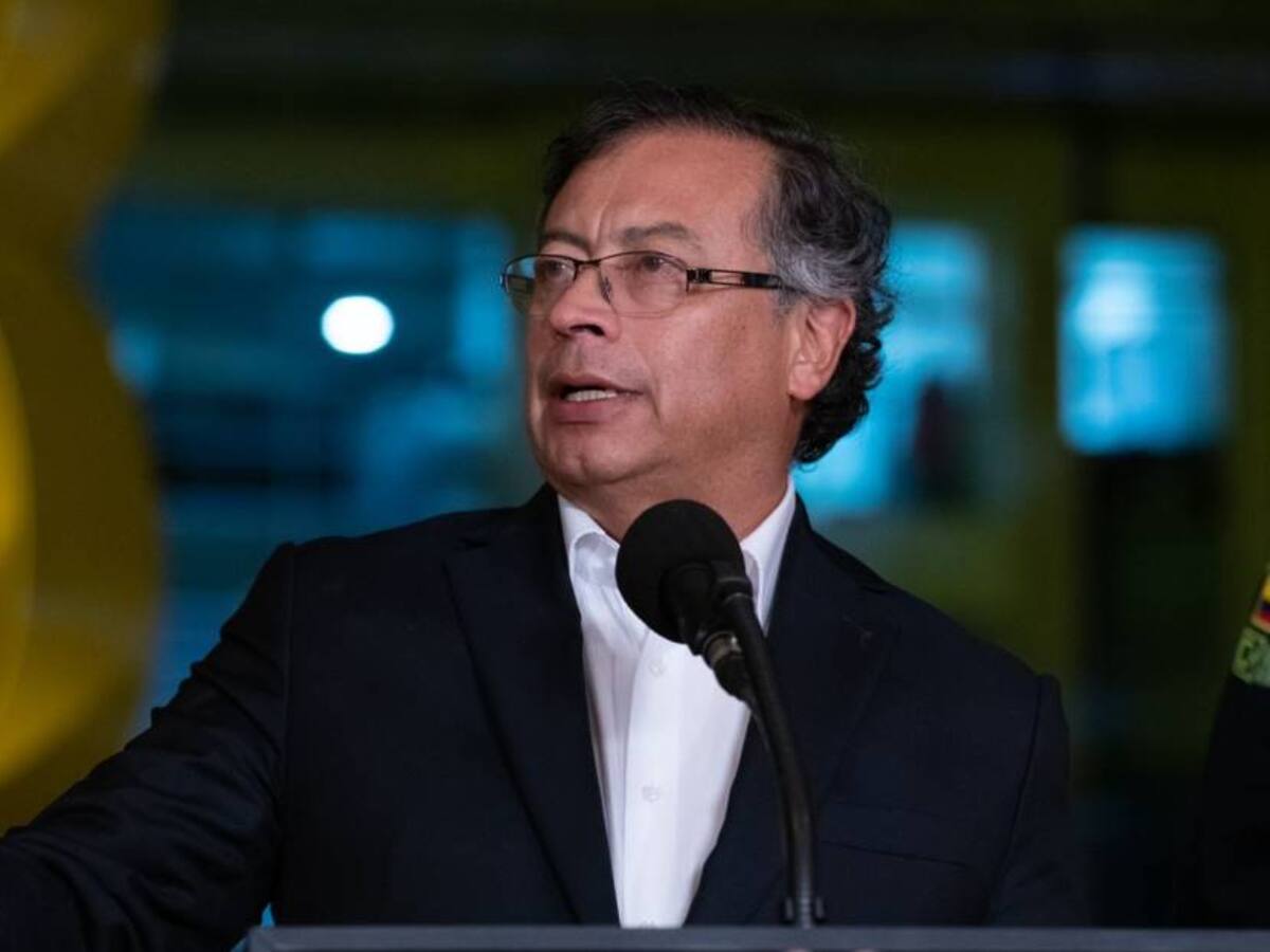 Petro cita a autoridades del sector energético por aumento de tarifas