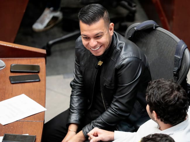 AME5445. BOGOTÁ (COLOMBIA), 20/06/2024.- El senador Jota Pe Hernández, asiste a un debate en el Congreso colombiano, este jueves en Bogotá (Colombia). El Congreso concluye este jueves su periodo ordinario de sesiones con un sabor agridulce para el Gobierno del presidente Gustavo Petro, que se anotó un triunfo con la aprobación de la reforma de las pensiones y fracasos con las de la salud y la educación, mientras que la laboral seguirá su tránsito legislativo. EFE/ Carlos Ortega