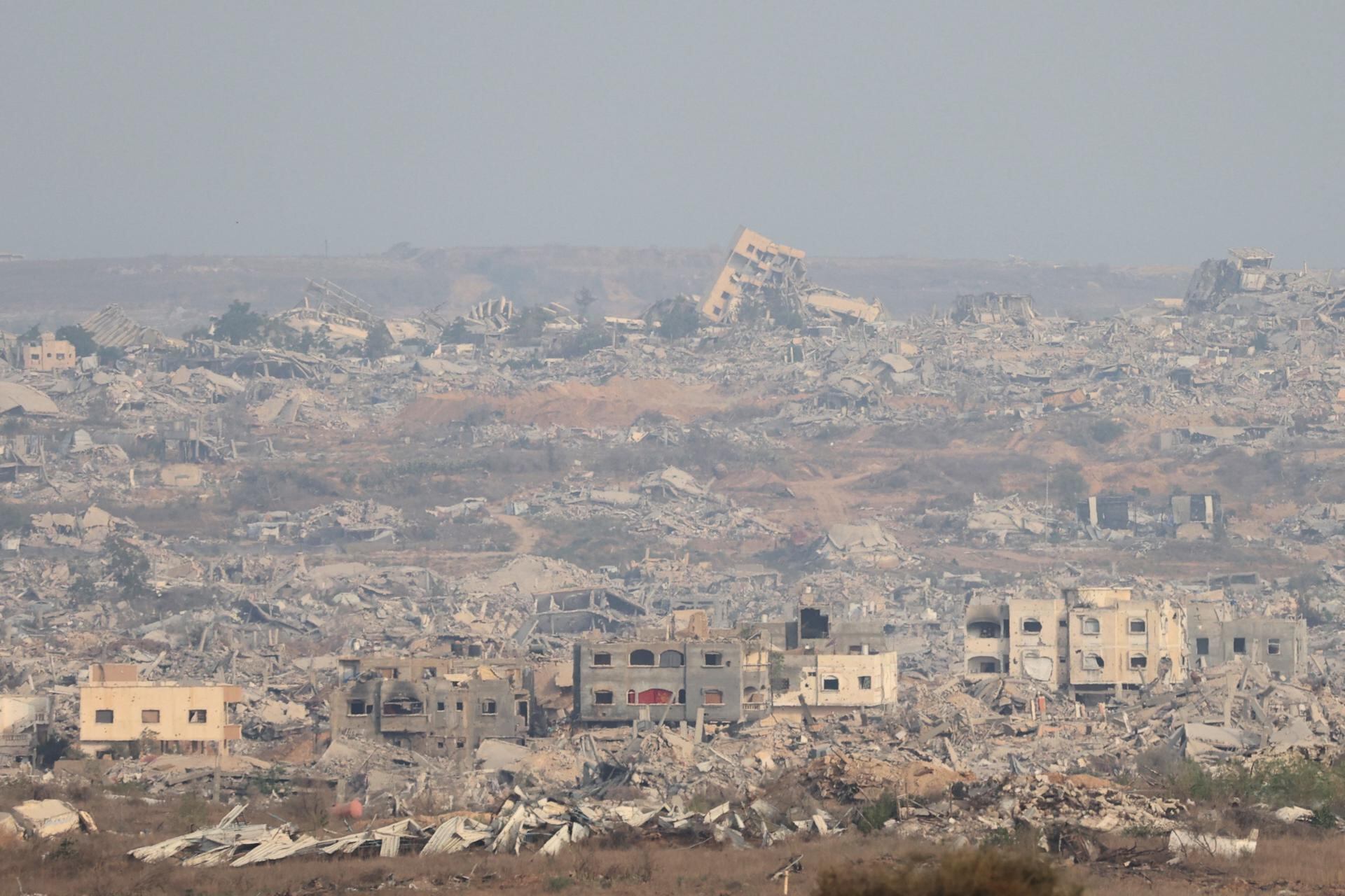 Gaza border (Israel), 12/08/2025.- Destroyed buildings inside Gaza, as seen from the Israeli side, near the border with Gaza Strip, in southern Israel, 12 August 2025. Over 61,400 Palestinians have been killed in the Gaza Strip since October 2023, according to the Palestinian Ministry of Health, and about 1,200 Israelis have been killed since the launch of an Israeli military campaign in response to a cross-border attack by Hamas on 07 October 2023 EFE/EPA/ABIR SULTAN