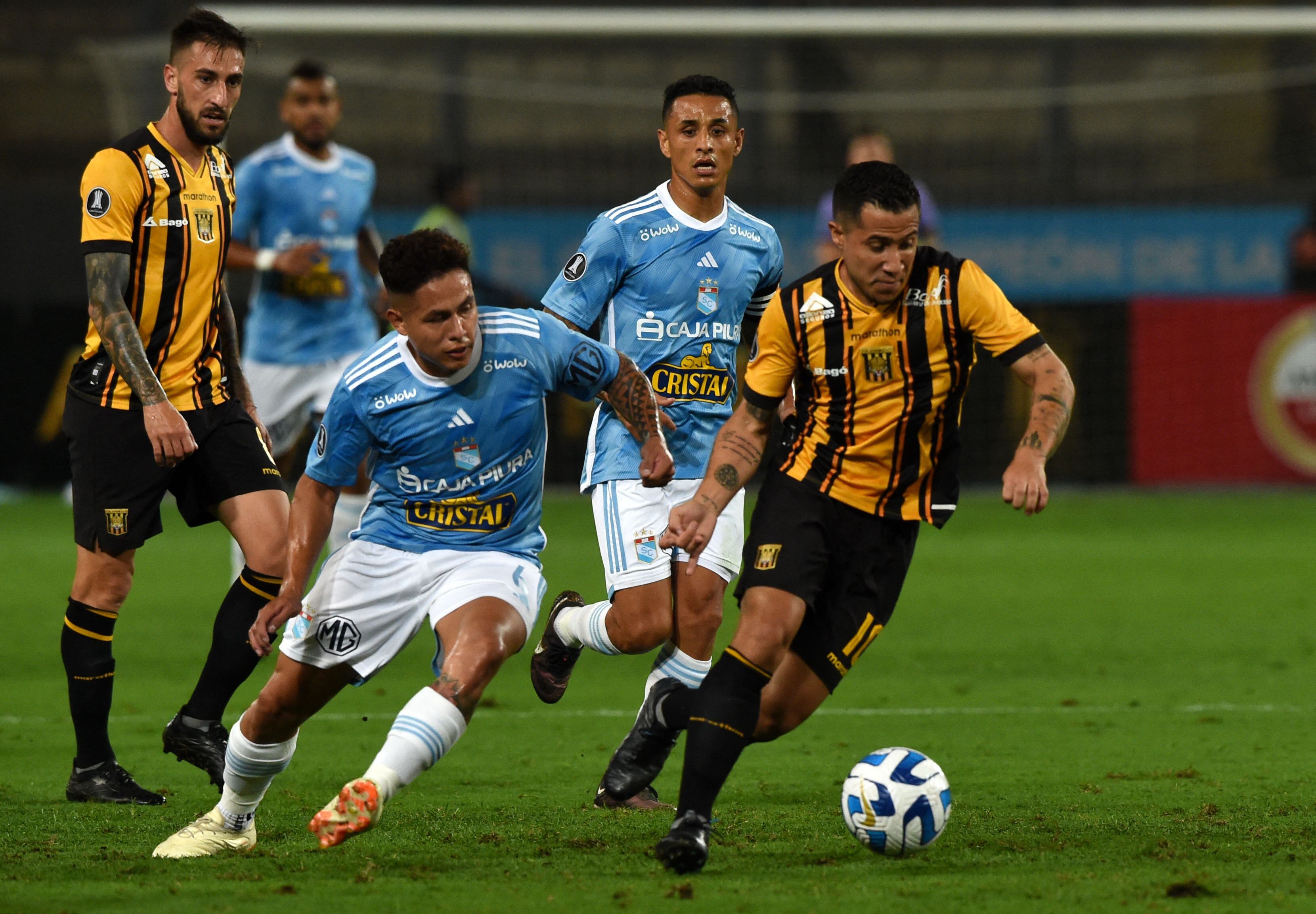 Michael Ortega, volante colombiano de The Strongest. (Photo by CRIS BOURONCLE/AFP via Getty Images)
