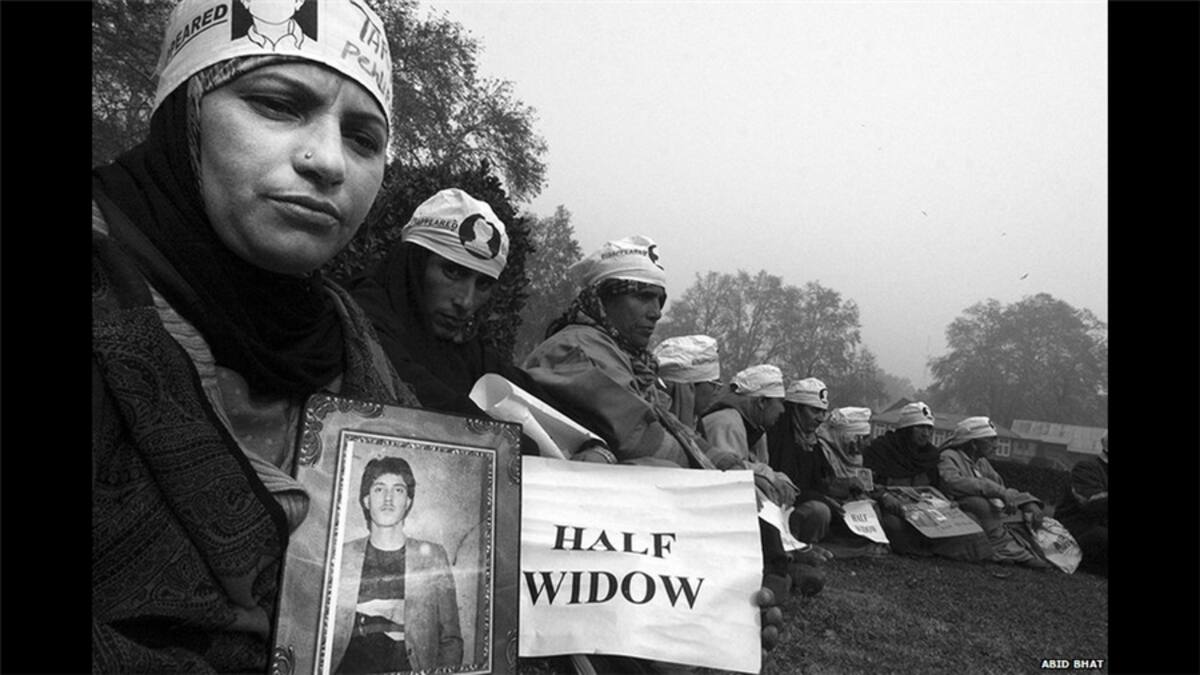 Las fotos de Abid Bhat documentan una cruda realidad en la región de Cachemira administrada por India. Allí hay muchas mujeres como Haleema Begum (en esta imagen) cuyos esposos han desaparecido pero no han sido declarados muertos. Los hombres fueron supuestamente detenidos por las fuerzas de seguridad que combaten a milicias separatistas en un conflicto que, según activistas, es notorio por las violaciones a los derechos humanos. La gente en Cachemira se refiere a estas mujeres como "semivi