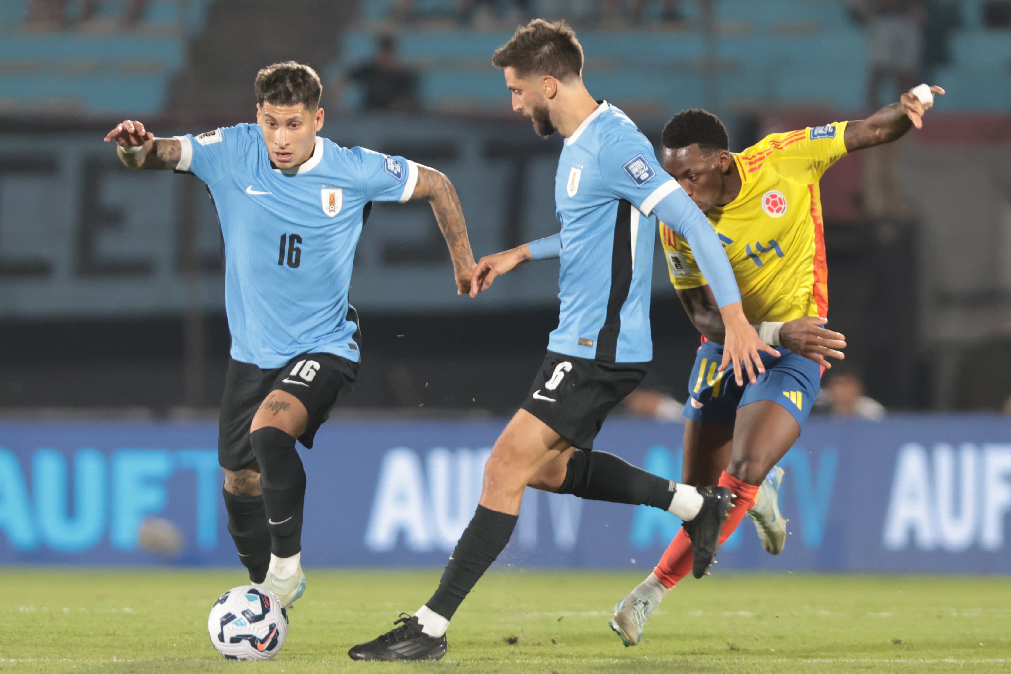 Mathías Olivera (i) de Uruguay disputa el balón con Jhon Durán de Colombia este viernes, durante un partido de las eliminatorias sudamericanas al Mundial de Fútbol 2026, entre Uruguay y Colombia en el estadio Centenario, en Montevideo (Uruguay). EFE/ Gastón Britos