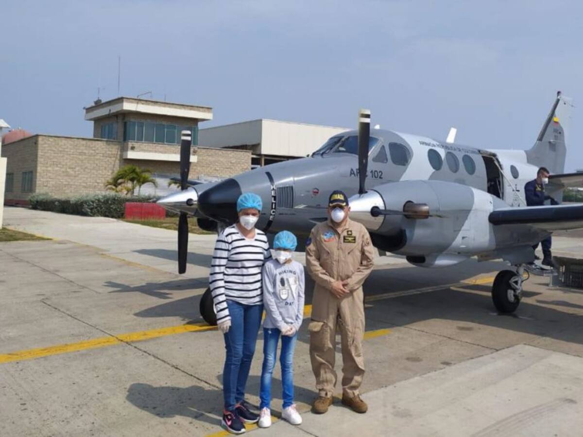 Armada transporta a niña con cáncer que requería atención médica