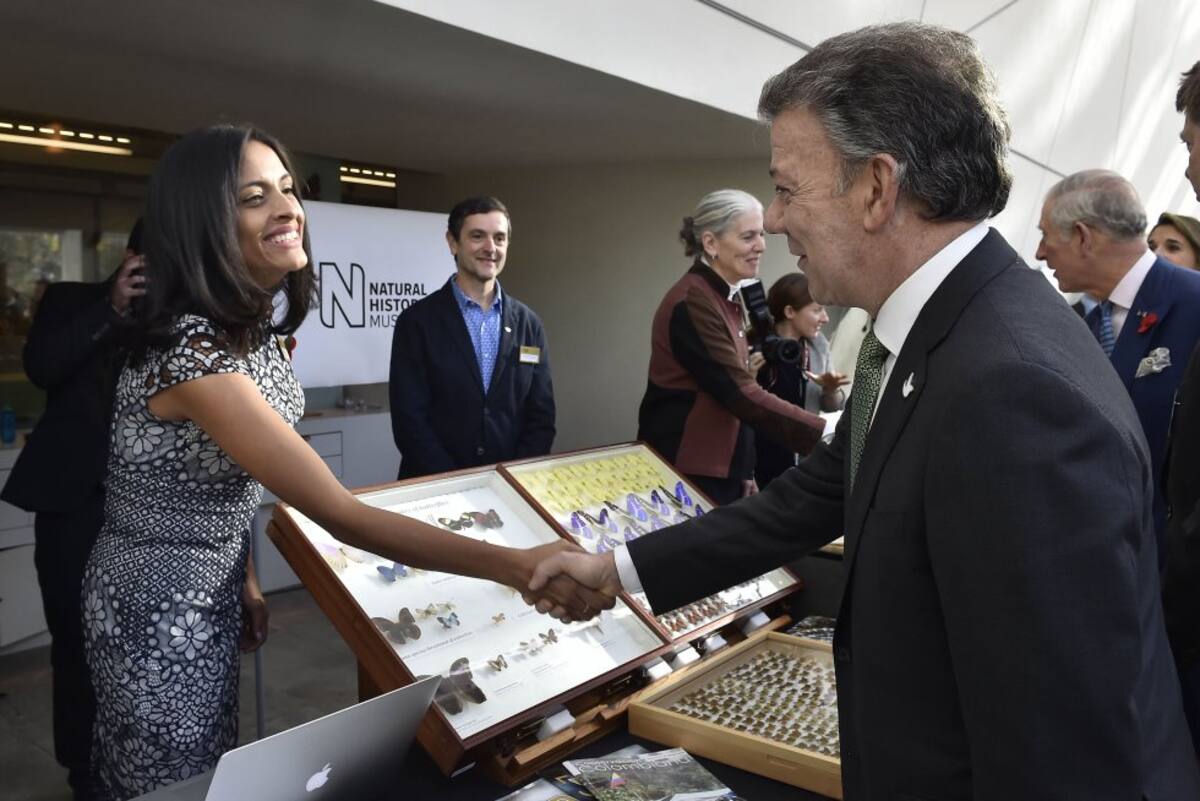 En su visita al Museo de Historia Natural de Londres, el Presidente Santos saludó a la científica colombiana Blanca Huertas, quien clasificó la "mariposa de la paz" que vuela en territorios del país que sufrieron el conflicto.
