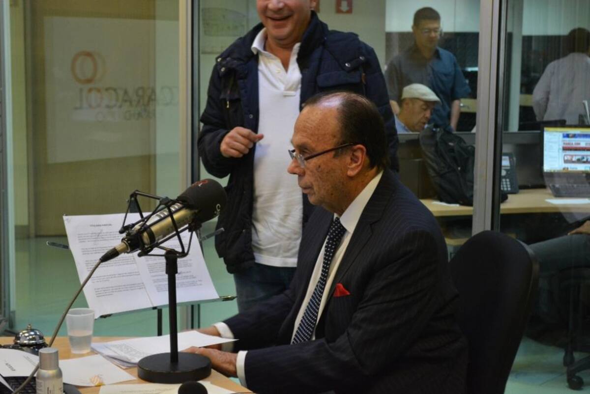 Tras dos décadas de estar inundando de humor a los colombianos, el admirado periodista se retira de La Luciérnaga, vea como desarrolla su último programa.