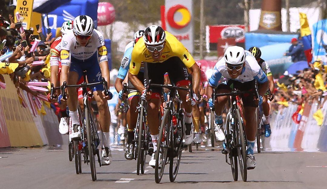 Molano (centro) en el cierre de la tercera etapa del Tour Colombia 2.1
