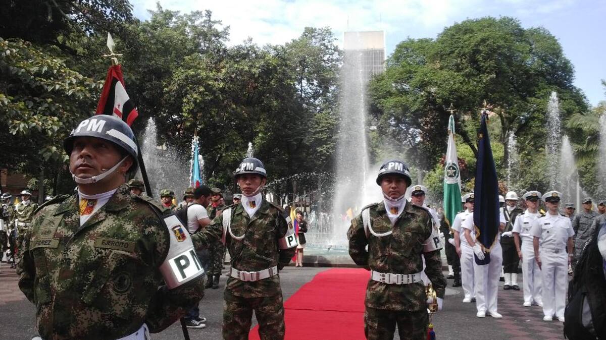 La conmemoración de la independencia de Colombia se hizo en el parque donde esta la estatua del libertador, Simón Bolívar que recibió simbólicamente una ofrenda floral.