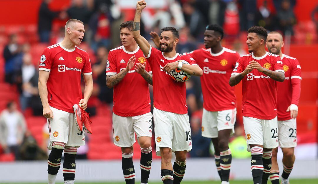 Bruno Fernandes se llevó el balón a casa tras convertir un triplete.