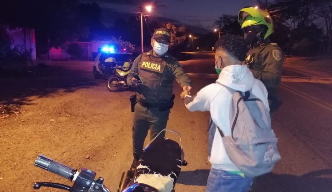 La agencia aseguró que campañas para mantener el distanciamiento y agilizar la vacunación, son más efectivas que el toque de queda general