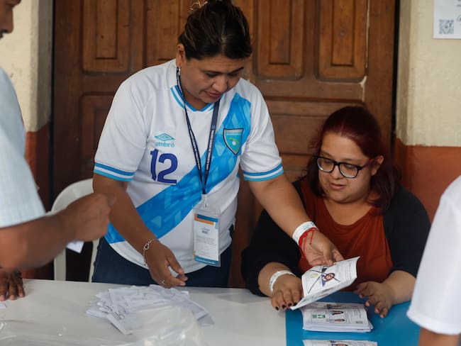 AME2812. CIUDAD DE GUATEMALA (GUATEMALA), 20/08/2023.- Integrantes de las mesas electorales hacen el recuento de votos tras el cierre de colegios electorales hoy en Ciudad de Guatemala (Guatemala). El académico Bernardo Arévalo de León, de la agrupación política Semilla, se perfila como el próximo presidente de Guatemala, escrutado este domingo el 60 por ciento de los votos emitidos en la elección en el país centroamericano. EFE/ Esteban Biba
