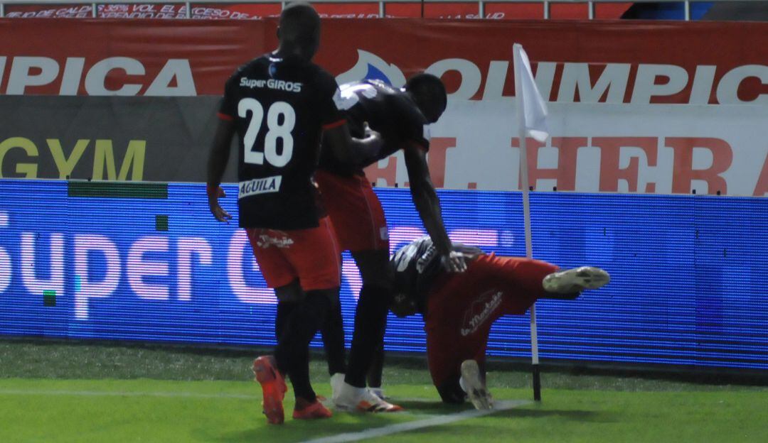 Santiago Moreno celebra su gol ante Junior de Barranquilla en la tercera fecha de la Liga Colombiana.