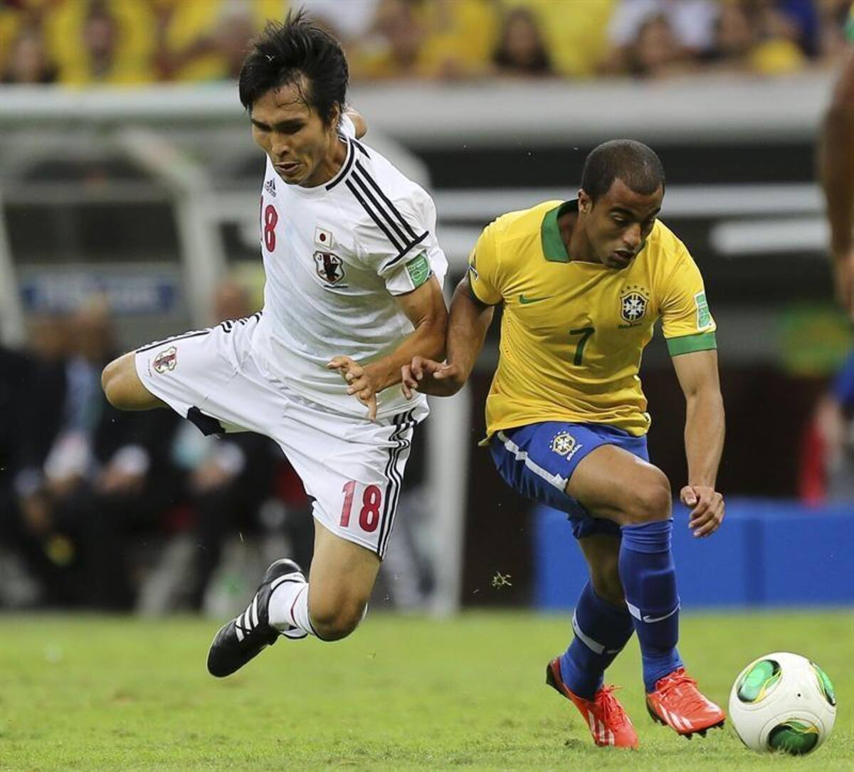 Lucas Moura y Maeda en el juego inaugural de la Copa.