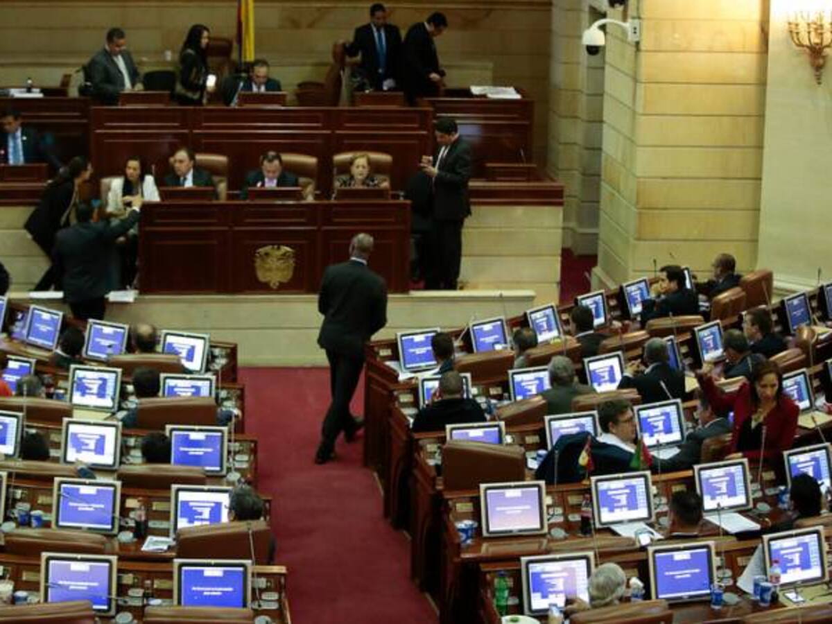 Buscan acabar la reelección indefinida de congresistas, diputados y concejales