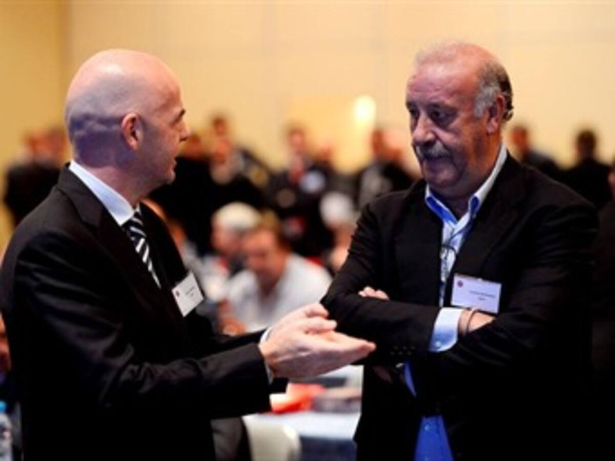 Del Bosque fue ovacionado en la Conferencia de Seleccionadores Europeos