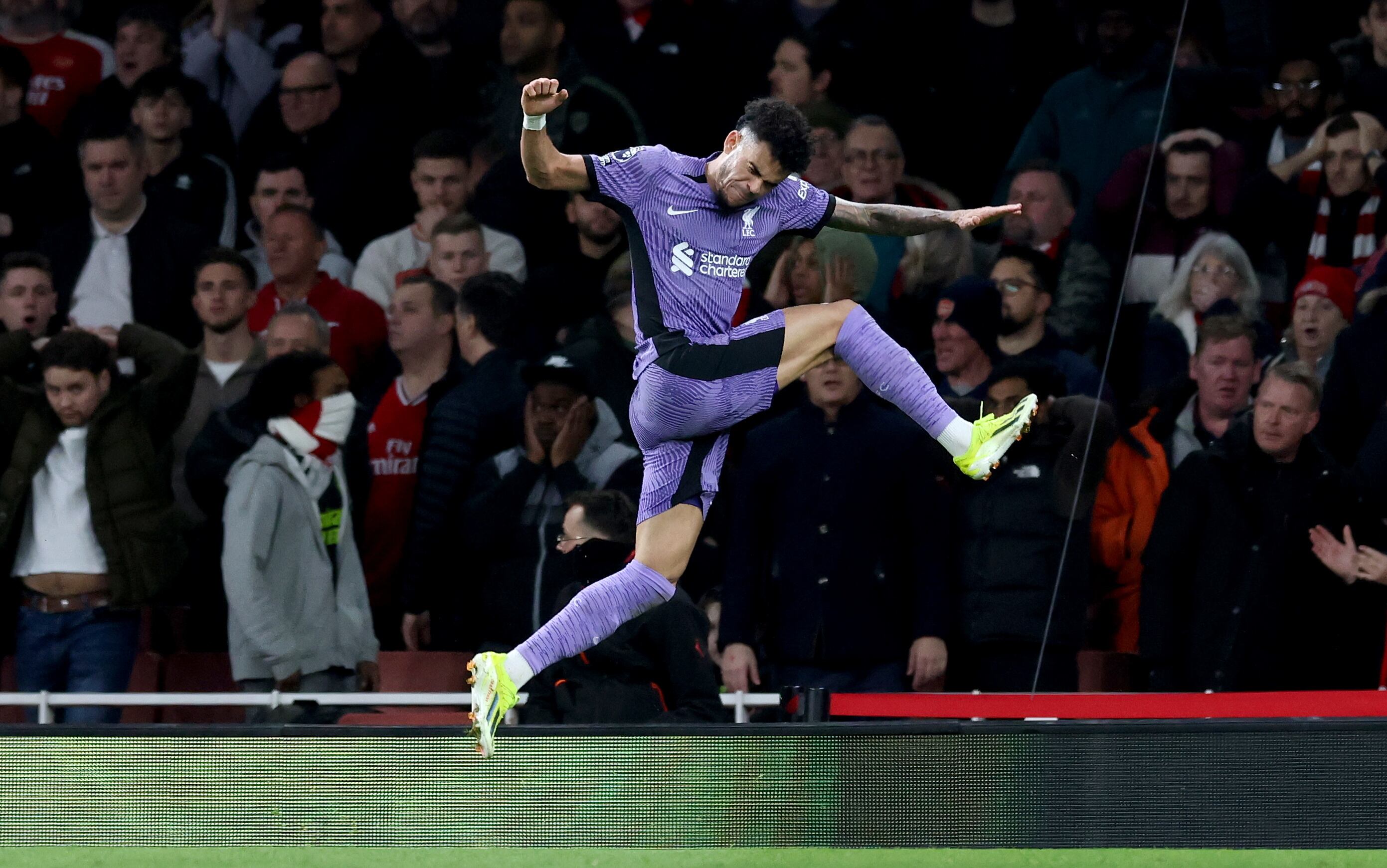 London (United Kingdom), 04/02/2024.- Luis Diaz of Liverpool celebrates following an own goal by Arsenal during the English Premier League match between Arsenal FC and Liverpool FC, in London, Britain, 04 February 2024. (Reino Unido, Londres) EFE/EPA/ANDY RAIN EDITORIAL USE ONLY. No use with unauthorized audio, video, data, fixture lists, club/league logos, 'live' services or NFTs. Online in-match use limited to 120 images, no video emulation. No use in betting, games or single club/league/player publications.
