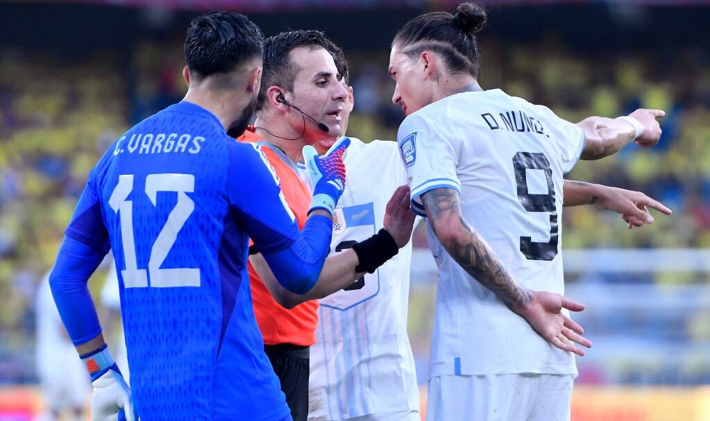 Camilo Vargas y Darwin Núñez protestan al árbitro Piero Maza (Photo by Gabriel Aponte/Getty Images)