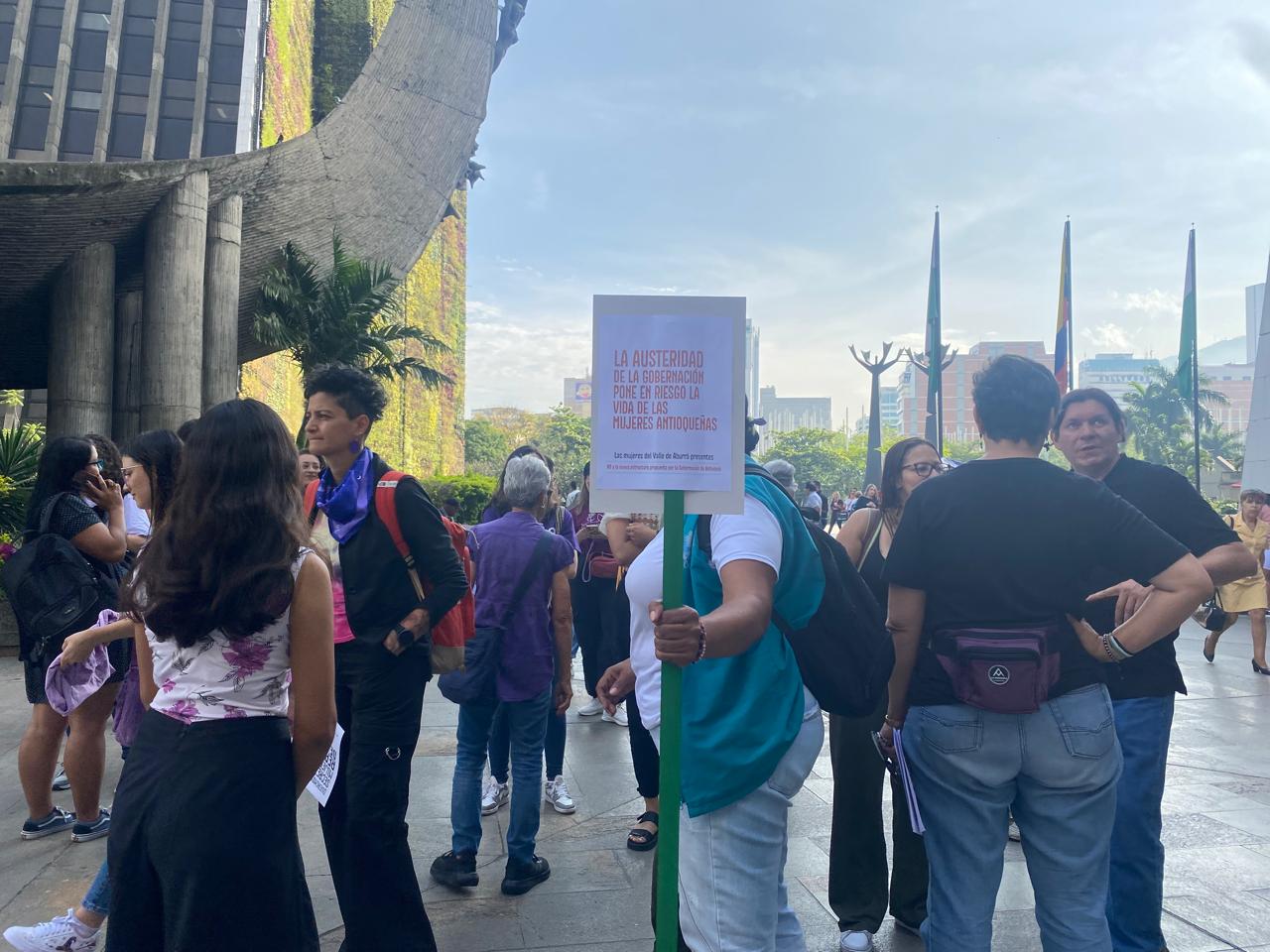 Plantón de colectivos de mujeres en La Alpujarra tras reestructuración de Secretaría de Mujeres de Antioquia.