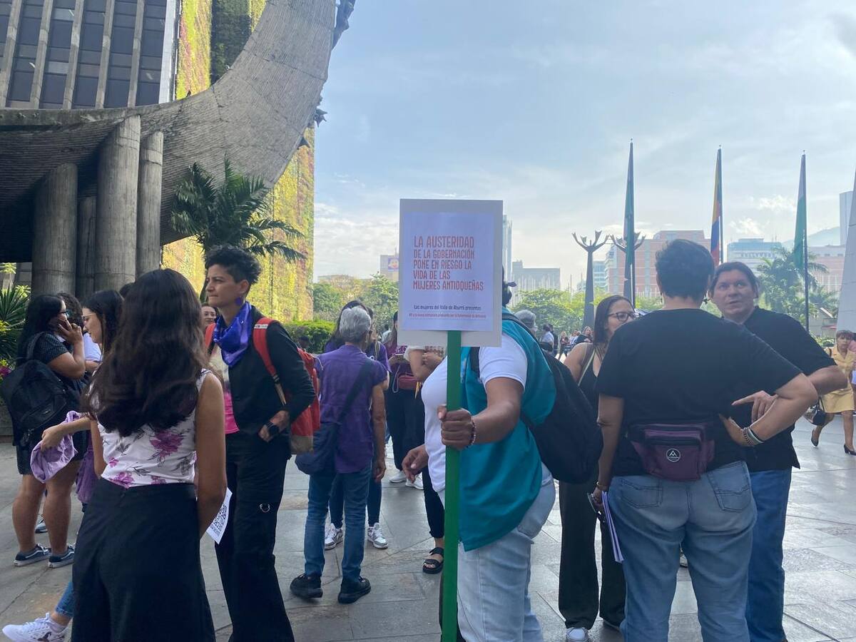 Por reestructuración de Secretaría de Mujeres de Antioquia, protestaron en La Alpujarra