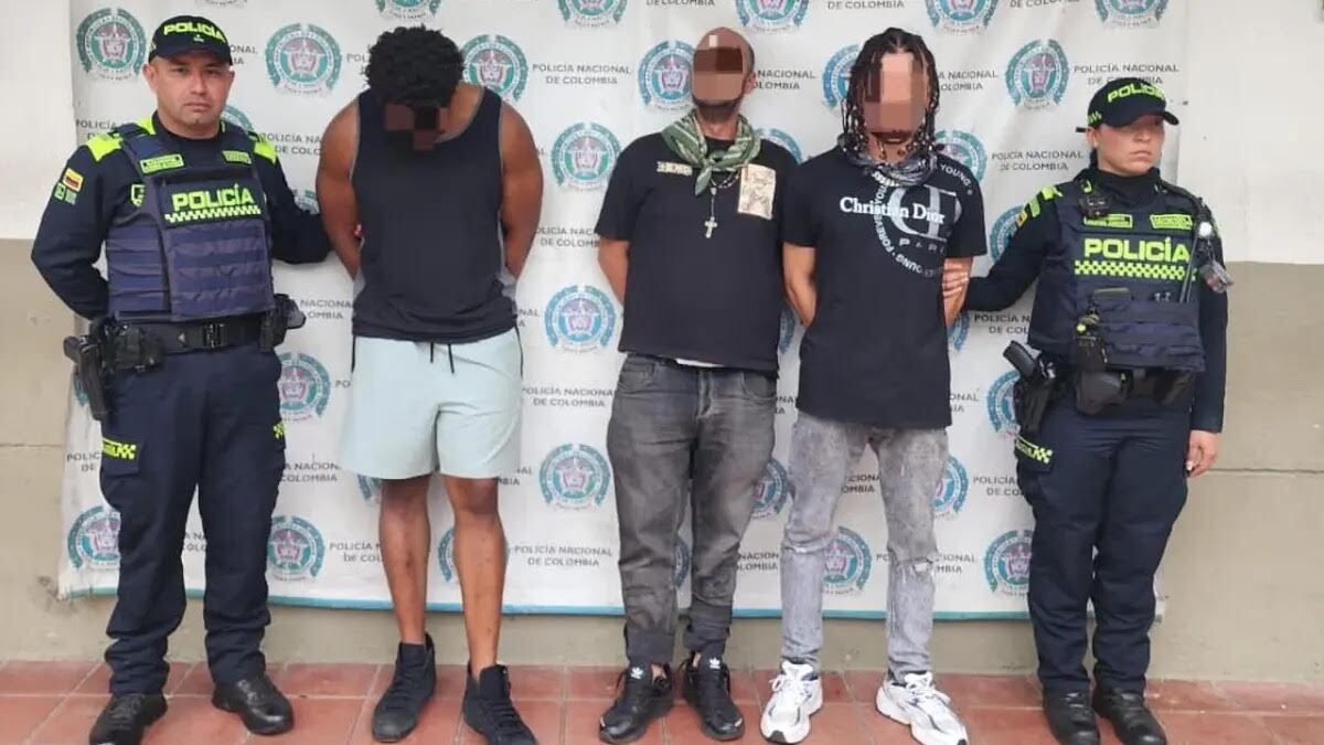 Los extranjeros fueron capturados en un hotel del barrio El Poblado de Medellín. Foto: Policía Metropolitana.