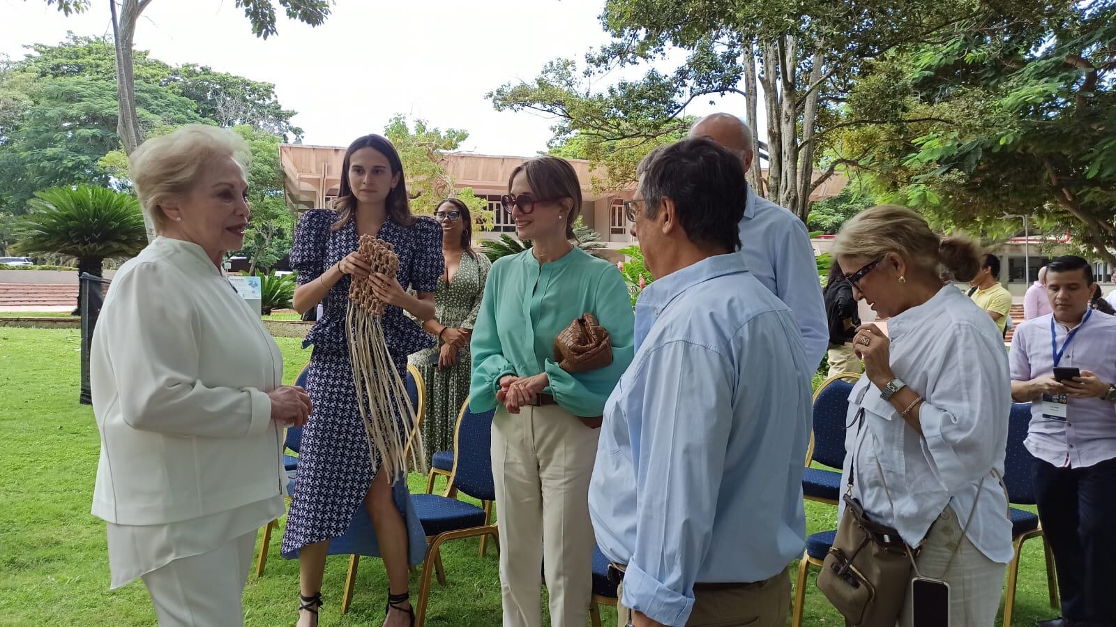 Vera De Tcherassi y Silvia Tcherassi en la siembra de macondos en Barranquilla./Caracol Radio